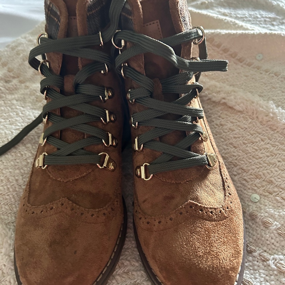 Brown suede boot